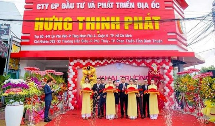 Theo đó, ông Kha bị tố cáo có hành vi lừa dối trong hợp đồng đặt cọc đất, nhận tiền cọc của khách hàng, lợi dụng lòng tin của người khác nhờ đứng tên trên hợp đồng chuyển nhượng quyền sử dụng đất để chiếm đoạt tài sản. (Ảnh: BVPL)