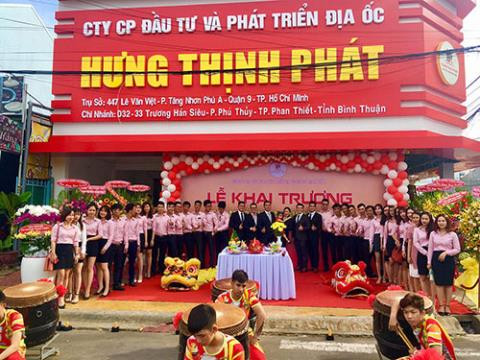 Giám đốc của Hưng Thịnh Phát bị tạm giam về hành vi chiếm đoạt tài sản: Ngày 19/12/2019, cơ quan CSĐT Công an Bình Thuận đã ra quyết định bắt tạm giam ông Nguyễn Hữu Kha - Giám đốc Công ty cổ phần đầu tư và phát triển địa ốc Hưng Thịnh Phát để điều tra về hành vi lừa đảo chiếm đoạt tài sản. (Ảnh: Baodatviet)