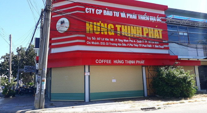 Công ty Hưng Thịnh Phát đã mở bán nhiều dự án ảo như: City 1, 2; Hàm Liêm 1, 2; Ma Lâm Diamond Town; Hưng Thịnh Phát Residence Phan Thiết… các dự án được quảng cáo có vị trí đẹp, sát UBND huyện, công an huyện và công ty này đã nhận tiền cọc gần 200 lô đất. Tuy nhiên, khách hàng của công ty này cho biết đã đóng số tiền từ 400 triệu đồng đến hàng tỷ đồng gần 1 năm nhưng vẫn chưa được giao đất và công ty này cũng không trả lãi như đã cam kết. (Ảnh: Zing)