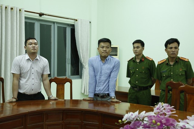 Tổng giám đốc công ty Bình Dương Cityland bị bắt: Ngày 26/2, cơ quan cảnh sát điều tra công an tỉnh Bình Dương đã ra quyết định khởi tố bị can và lệnh bắt tạm giam 4 tháng đối với Nguyễn Thanh Hùng, 26 tuổi, Tổng giám đốc Công ty Bình Dương Cityland (áo trắng ngoài cùng bên trái) và Hoàng Anh Vui, 26 tuổi, Phó giám đốc phụ trách pháp lý Công ty Bình Dương Cityland (áo xanh đứng giữa) về tội lừa đảo chiếm đoạt tài sản. (Ảnh: Zing)