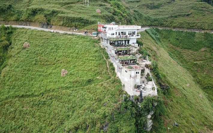 Về phương án chỉnh sửa biến công trình Panorama ở Mã Pì Lèng thành điểm dừng chân, KTS. Nguyễn Việt Huy, TS. Quy hoạch đô thị Đại học Paris Pantheon cho rằng chỉ còn cách làm triệt để là đập toàn bộ đi.
