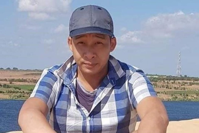 Trả lời báo Kinh tế & Đô thị, luật sư Nguyễn Hữu Toại - Giám đốc Công ty Luật Hừng Đông cho rằng, việc một số người chờ trước nhà của gia đình Lê Quốc Tuấn để quay clip hoặc phát sóng trực tiếp lên mạng xã hội là hành vi vi phạm pháp luật, thiếu tính nhân văn. Bởi lẽ bị can Tuấn "khỉ" đã bị lực lượng công an bắn hạ và đã phải trả giá bằng mạng sống của mình về những việc làm trái pháp luật trước đó. (Ảnh: Plo)