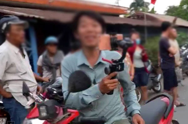 Nam thanh niên mạo danh Tuấn “khỉ” gọi điện cho “hiệp sĩ” Nguyễn Thanh Hải: Đầu tháng 2/2020, một thanh niên tên S.Q.K. (21 tuổi. trú tại xã Khánh Hòa, huyện U Minh, tỉnh Cà Mau) đã mạo danh Tuấn “khỉ” gọi điện cho “hiệp sĩ” Nguyễn Thanh Hải đề nghị đầu thú. (Ảnh: Nhiều người tìm đến gia đình Tuấn ''khỉ'' để livestream. Nguồn: Kinhtedothi)