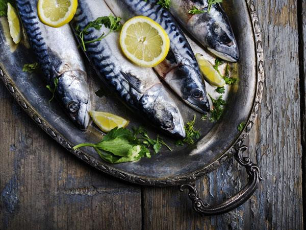 Cá: Theo các chuyên gia, omega-3 trong cá và các sản phẩm từ cá có thể ức chế quá trình gây ung thư. Thậm chí, cả cá nước ngọt và cá biển đều có hiệu quả trong việc phòng ngừa ung thư ruột kết.