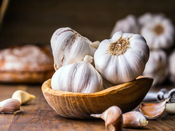 Tỏi: Tỏi chứa allicin, một hợp chất tính sinh học có khả năng hỗ trợ tiêu diệt các tế bào ung thư ruột kết. Ngoài ra, tỏi cũng có tác dụng trong việc giảm nguy cơ ung thư tuyến tiền liệt ở nam giới.