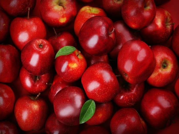 Táo: Táo chứa polyphenol, một chất chống oxy hóa có nguồn gốc từ thực vật giúp chống ung thư, ngăn ngừa bệnh tim mạch và một số bệnh nhiễm trùng khác. Trong các nghiên cứu cho thấy, ăn táo mỗi ngày còn giúp giảm nguy cơ ung thư phổi và ung thư vú ở phụ nữ.