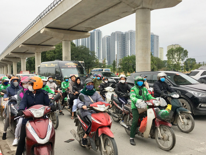 UBND tỉnh Thừa Thiên - Huế đã có văn bản do Phó chủ tịch Phan Thiên Định ký yêu cầu các sở ban ngành tăng cường kiểm tra, xử phạt đối với các hành vi vứt, thải bỏ khẩu trang không đúng nơi quy định theo Điểm c, Điểm d, Khoản 1, Điều 20 Nghị định số 155/2016/NĐ-CP ngày 18/11/2016 của Chính phủ.