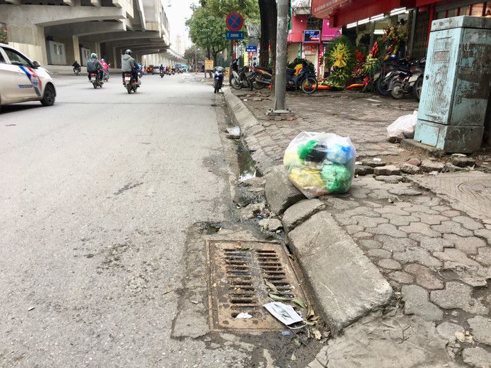 Cụ thể, UBND tỉnh Thừa Thiên - Huế yêu cầu Sở Tài nguyên và Môi trường, Sở Y tế, Công an tỉnh, Ủy ban nhân dân các huyện, thị xã, thành phố Huế, Công ty Cổ phần Môi trường và Công trình đô thị Huế theo phạm vi chức năng, nhiệm vụ được giao triển khai tăng cường truyền thông, hướng dẫn người dân vứt bỏ khẩu trang, đặc biệt là khẩu trang y tế đúng nơi quy định.