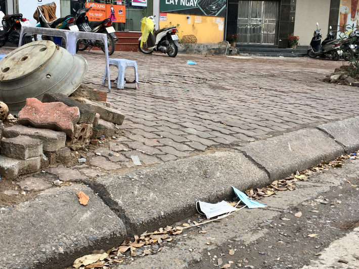 Người dân sẽ được hướng dẫn khi tháo bỏ khẩu trang chỉ cầm vào phần dây đeo qua tai để tháo khẩu trang, sau khi tháo khẩu trang cho ngay vào thùng đựng chất thải có nắp đậy kín theo quy định và rửa sạch tay.