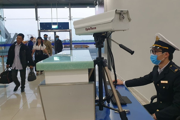 Trao đổi với báo chí, luật sư Đỗ Ngọc Thanh (Đoàn luật sự TPHCM) cho biết điều 10, Nghị định 176/2013/NĐ-CP quy định người nào từ chối hoặc trốn tránh việc áp dụng quyết định cách ly y tế, cưỡng chế cách ly y tế của cơ quan nhà nước có thẩm quyền đối với người mắc bệnh truyền nhiễm thuộc nhóm A sẽ bị phạt tiền từ 5 đến 10 triệu đồng. (Ảnh: Kiểm tra nhiệt độ hành khách xuống máy bay, đặc biệt là người Trung Quốc tại sân bay Cát Bi. Nguồn: Cuocsongantoan)