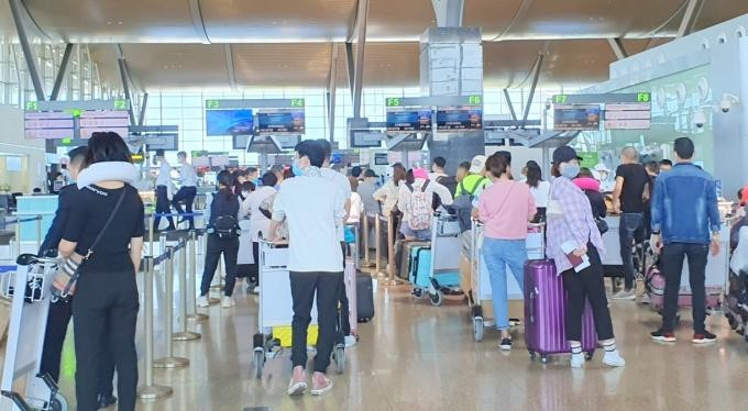Tuy nhiên, việc cô gái này đăng tải nội dung: "đã về đến sân bay quốc tế Cần Thơ an toàn, không bị cách ly và hướng dẫn cách khai báo với cơ quan y tế để không bị cách ly...", trên trang Facebook cá nhân đã gây hoang mang dư luận. (Ảnh: Sân bay quốc tế Cam Ranh đang giám sát chặt chẽ du khách Hàn Quốc đến với Cam Ranh. Nguồn: Nongnghiep) Khai man để trốn cách ly Covid-19 bị phạt ra sao? (Nguồn: VTC)