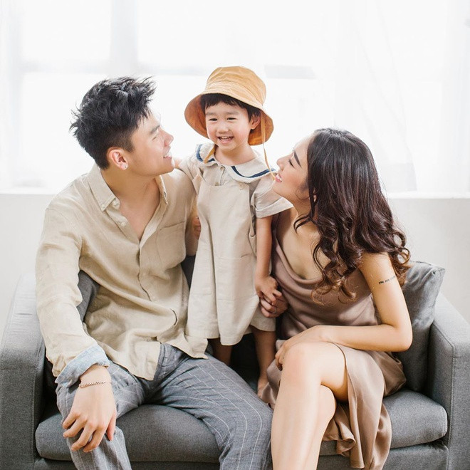 Sở hữu nhiều thương hiệu kinh doanh riêng, làm gương mặt đại diện cho nhiều nhãn hàng, hai vợ chồng trẻ đã mua được nhà riêng, tậu xe sang từ rất sớm. Từng chia sẻ với Zing.vn, Trang Lou cho biết cuộc sống không có ông bà khá vất vả, nhưng lại giúp cả hai biết tự lập, làm chủ cuộc sống. Ngoài ra, khi không có nội ngoại đỡ đần, đôi trẻ cũng học được cách chăm sóc và nuôi dạy con hơn. Ảnh: FBNV.