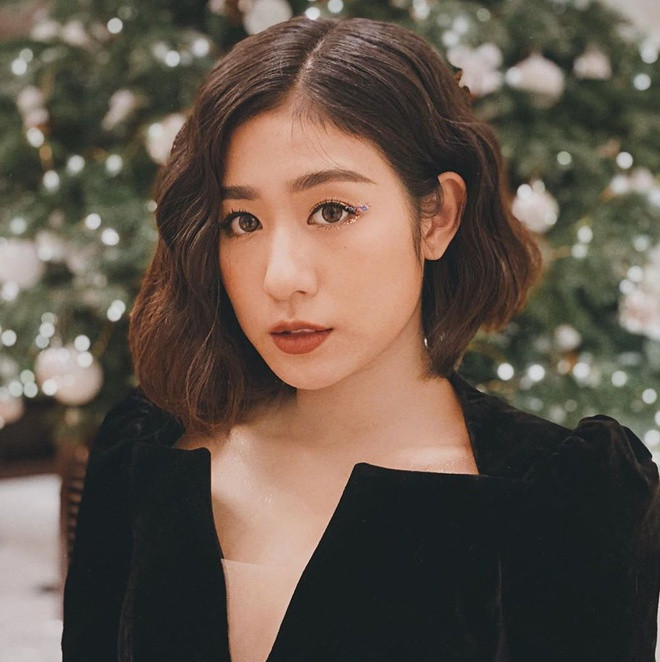 Trang Lou (Phạm Thu Trang, sinh năm 1995) - em gái vlogger Huyme - sở hữu Instagram có 1,4 triệu người theo dõi. Từ hot girl THPT Việt Đức, hiện tại, 9X là hot mom, có cuộc sống hạnh phúc bên chồng Tùng Sơn và con trai đầu lòng. Trang Lou từng chia sẻ với Zing.vn từ khi kết hôn rồi quyết định sinh con hai vợ chồng sống cùng với ông bà ngoại. Ảnh: FBNV.