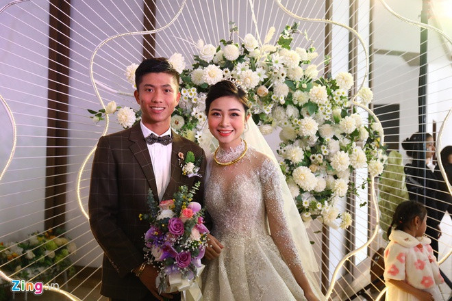 Ngày 19/2, Võ Nhật Linh - bà xã tiền vệ Phan Văn Đức - chia sẻ về cuộc sống hôn nhân sau gần một tháng về nhà chồng. " Hot girl cô giáo" gây bất ngờ khi cho biết "đang ở nhà bố mẹ đẻ". Ảnh: Minh Chiến.