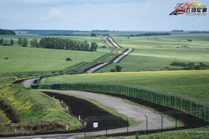 Đã từng có thời Nga và Ukraine rất thân thiết nhau, ấy vậy mà giờ đây giữa biên giới hai nước lại có một bức tường rào xa cách. Không phải Nga mà chính là Ukraine đã xây lên bức tường dài 2300 km phân chia ranh giới giữa hai nước này. Nguồn ảnh: Sina.