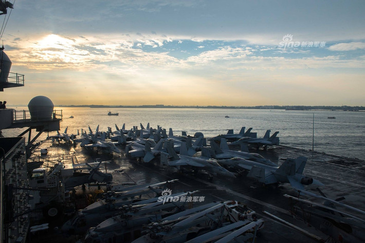 Các máy bay trên tàu sân bay USS Ronald Regan không tổ chức bất cứ một màn trình diễn cất-hạ cánh nào trong chuyến viếng thăm tới vùng biển Singapore lần này. Nguồn ảnh: Sina.