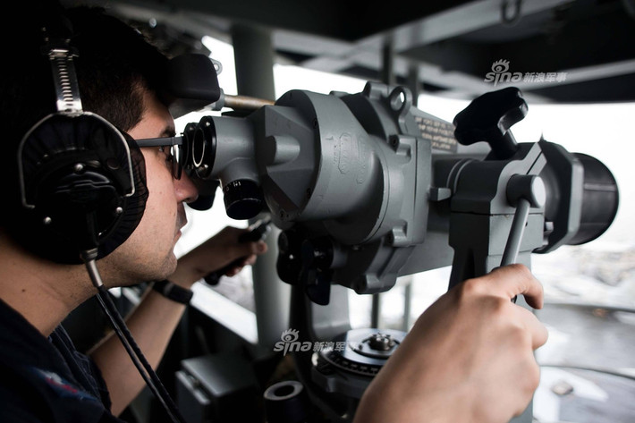Lực lượng hoa tiêu trên tàu sân bay Mỹ chiếc USS Ronald Regan . Tàu sân bay USS Ronald Regan ba vị trí hoa tiêu quan trọng nhất là hoa tiêu trong khoang chỉ huy, hoa tiêu mạn phải boong chỉ huy và hoa tiêu mạn trái. Ba vị trí này sẽ bao quát gần 300 độ xung quanh tàu. Nguồn ảnh: Sina.