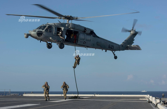 Sau chuyến hành trình từ vùng biển Hàn Quốc qua Thái Bình Dương, tàu sân bay USS Ronald Regan của Mỹ đã tới Singapore vào hôm 21/6 vừa qua. Nguồn ảnh: Sina.