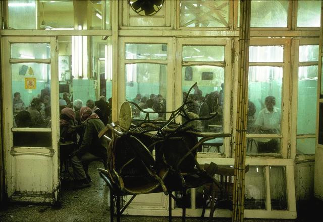 Khách hàng trò chuyện tại một quán cà phê ở thủ đô Damascus năm 1995. Đầu những năm 1990 được xem là khoảng thời gian yên bình nhất đối với đất nước Syria. Ảnh Ifeng)