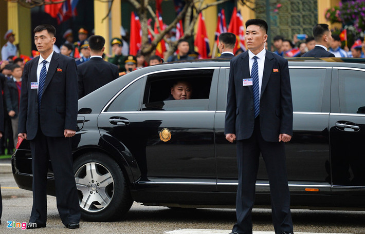 Những cận vệ thường chạy quanh xe limousine của Chủ tịch Kim Jong-un và theo sát ông "như hình với bóng" thuộc biên chế "Văn phòng Trung ương số 6". Cơ quan này có tên gọi chính thức là Tổng cục Phụ tá sĩ quan (MOA). Ảnh:Zing news