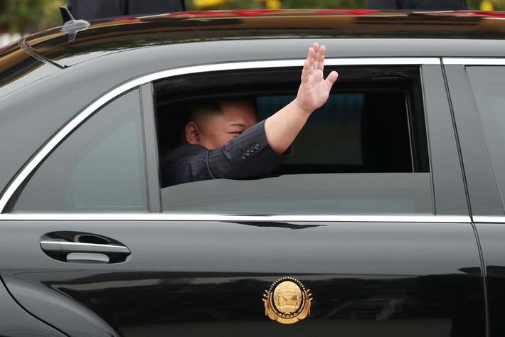 Chủ tịch Kim Jong-un cũng sẽ có chuyến thăm hữu nghị chính thức Việt Nam trong dịp này. Chủ tịch Triều Tiên tiếp tục vẫy chào người dân khi đã lên xe. Ảnh: Reuters