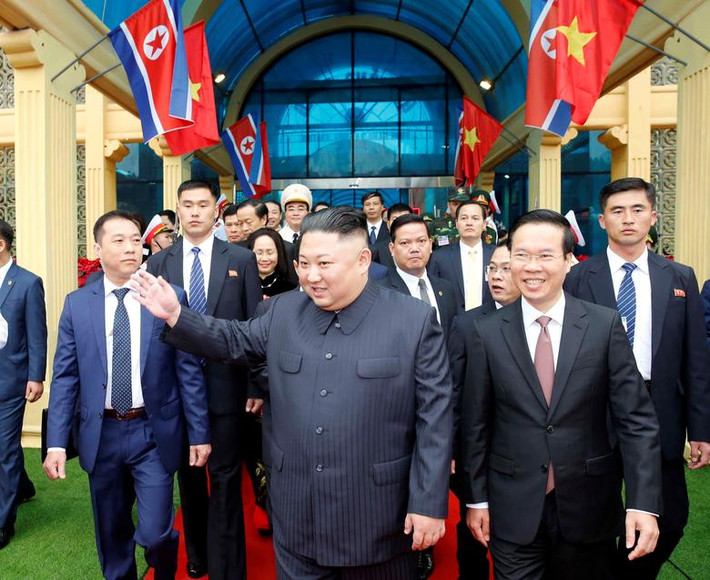 Đoàn tàu đưa Chủ tịch Triều Tiên Kim Jong-un đã đến nhà ga Đồng Đăng vào sáng 26/2. Sau lễ đón, ông nhanh chóng di chuyển về Hà Nội trên một chiếc limousine màu đen. Ảnh: Reuters