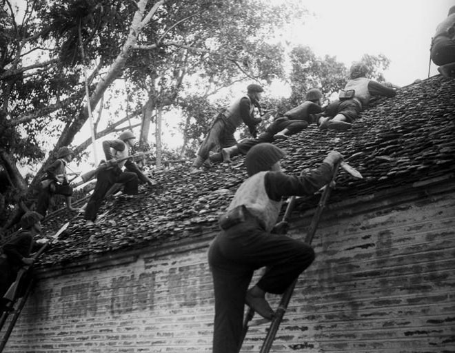 Các chiến sĩ Vệ Quốc đoàn chiến đấu kiên cường bảo vệ từng ngôi nhà, tấc đất của Thủ đô trong những ngày Toàn quốc kháng chiến, tháng 12/1946. Ảnh: Tư liệu TTXVN.