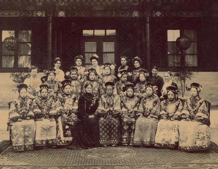 Ảnh chụp tập thể của các cách cách triều đại nhà Thanh những năm 1904 - 1907 trước Đại sứ quán Mỹ. Địa điểm chụp bức ảnh là ở trước tòa Đại sứ quán Mỹ, do Công sứ phu nhân của Đại sứ quán Mỹ tiếp đón, thuận tiện chụp một bức ảnh. Ảnh: Baidu.
