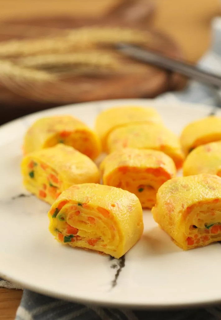 Món trứng cuộn tôm đã được hoàn thành và trình bày trên đĩa.