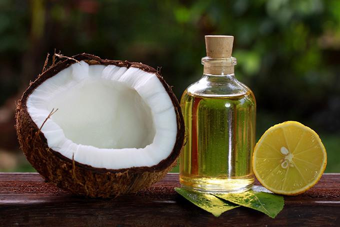 Dầu dừa. Các chất có trong dầu dừa giúp nuôi dưỡng, đánh bay các đốm đen trên da mặt cũng như có khả năng giữ ấm, chống khuẩn. Bạn hãy dùng dầu dừa ép lạnh vì chúng chứa nhiều vitamin hơn. Ảnh leuxonghoi.com.