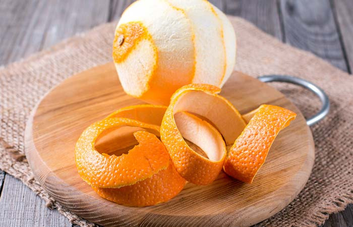 Vỏ cam chứa nhiều vitamin C nên nó là tuyệt chiêu trong việc chăm sóc da. Bạn có thể tự làm mặt nạ bằng cách trộn 1 muỗng canh bột vỏ cam với 3 muỗng canh sữa rồi đắp lên mặt trong 10-15 phút. Sau đấy, lau rửa thật sạch các vùng da đắp mặt nạ đó. Ảnh Beauty & Health Tips.