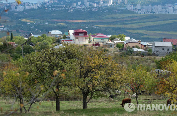 Cảnh quan ở rìa thành phố Alushta, Crimea.