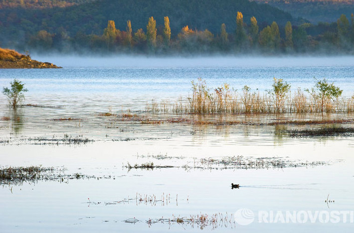 Làn nước trôi lững lờ trên mặt nước hồ ở Khu bảo tồn Simferopol, Crimea trong những ngày trời thu.