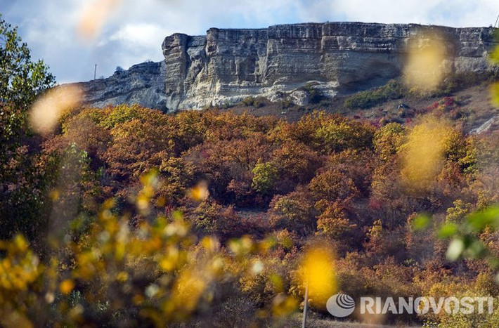 Mỗi độ thu về, cảnh vật ở bán đảo Crimea dường như được khoác thêm một lớp áo mới. Ảnh trên chụp một vạt rừng lá đã chuyển sang màu vàng rực rỡ báo hiệu mùa thu đang tràn ngập khắp các vùng của bán đảo.