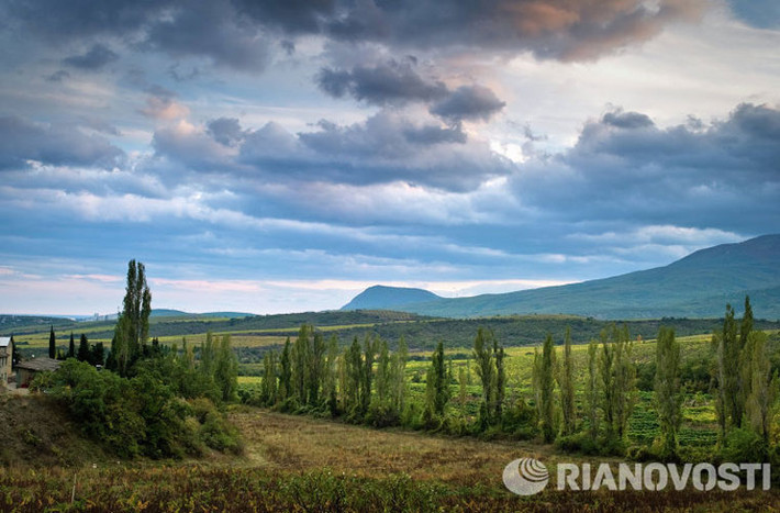 Đâu đó ở Crimea, ta vẫn thấy những hình ảnh cây lá xanh mướt như vùng rìa làng Nizhnyaya Kutuzovka này.