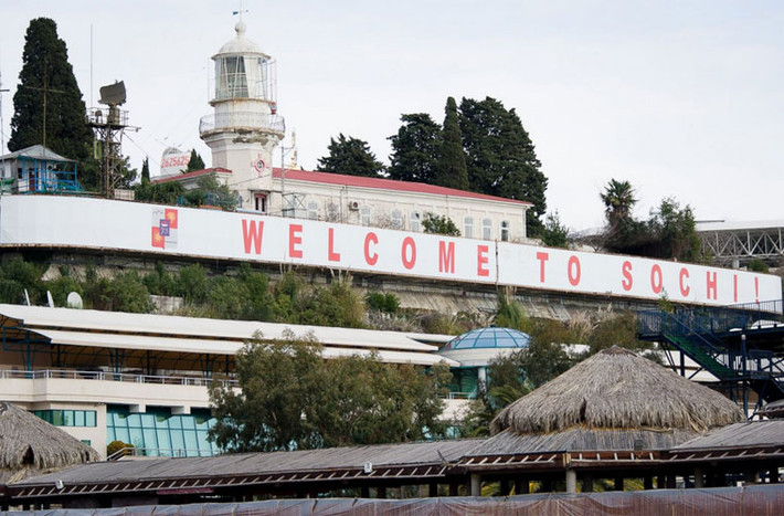 Tấm biển khổ lớn “Sochi kính chào quý khách” ở khu vực bờ biển Sochi. Những ngày hè rực rỡ ở Sochi được coi là khoảng thời gian nhộn nhịp với hàng nghìn lượt khách du lịch từ khắp nơi đổ về.