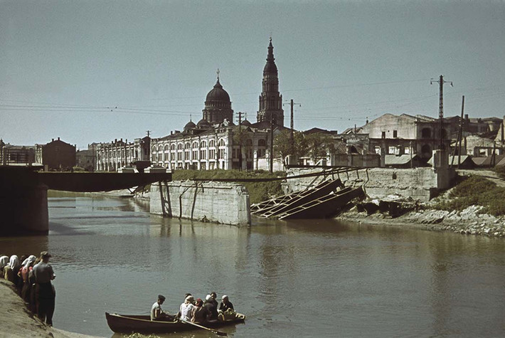 Con sông chảy ngang qua thành phố Kharkov.