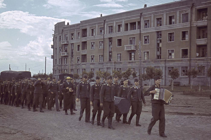 Hình ảnh tang lễ của lính phát xít Đức ở Kharkov năm 1941.