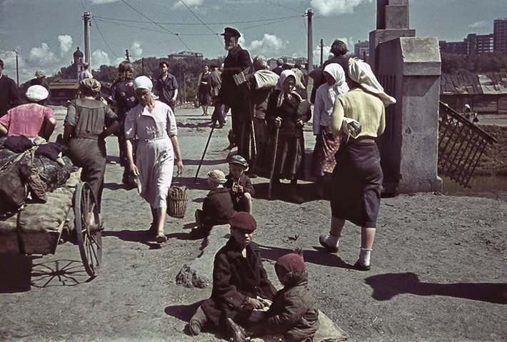Hình ảnh đường phố Kharkov năm 1941 khi bị quân phát xít Đức chiếm đóng.