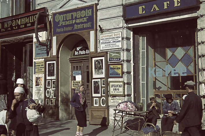 Các cửa hiệu ở Kharkov lúc đó.