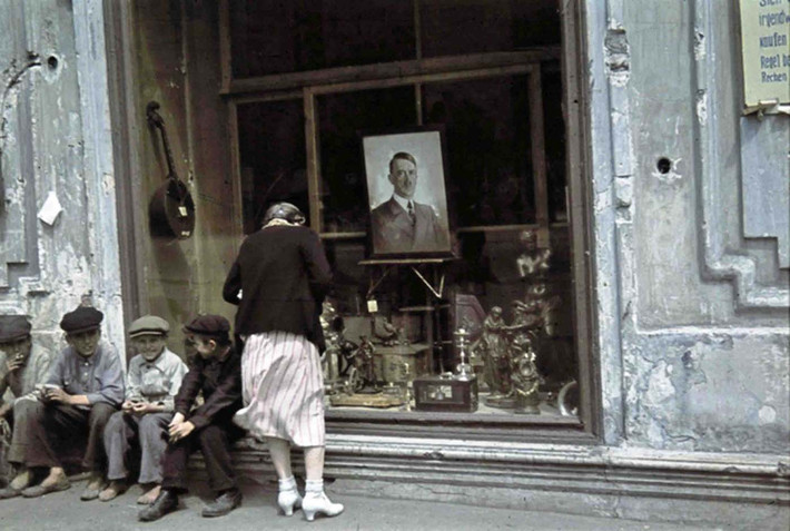 Ảnh trùm phát xít Đức Adolf Hitler dán phía ngoài cửa kính một cửa hàng ở Kharkov năm 1941.