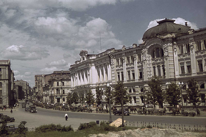 Đây là quang cảnh đường phố trung tâm ở thành phố Kharkov thuộc nước Cộng hoà Xã hội Chủ nghĩa Xô viết Ukraine thuộc Liên Xô hồi năm 1941. Bức ảnh này chụp thành phố Kharkov trong Thế chiến II, đúng vào thời kỳ bị phát xít Đức chiếm đóng.