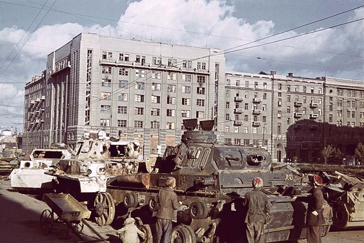 Lũ trẻ tò mò xem chiếc xe tăng Panzer III đã bị phá hủy nằm trên con đường ở trung tâm Kharkov.