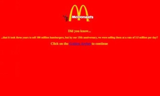 Ngày 10/11/1996, McDonald's ra mắt trang chủ hết sức đơn giản. Dù vậy, trang web này có tính nhận diện cao nhờ nền đỏ và logo mái vòm đặc trưng của hãng.