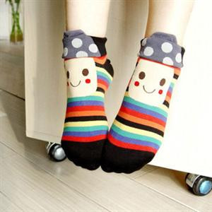 Màu tất không phù hợp, tức không phải màu may mắn với bản mệnh của mình, ví dụ nữ mệnh phù hợp với màu đen nhưng luôn đi màu đỏ. Thói quen này sẽ làm ảnh hưởng đến vận thế của bạn, công việc thường gặp tiểu nhân, cuộc sống lắm phiền phức. Lời khuyên: Nên chọn màu sắc tất phù hợp với mệnh lý bản mệnh.