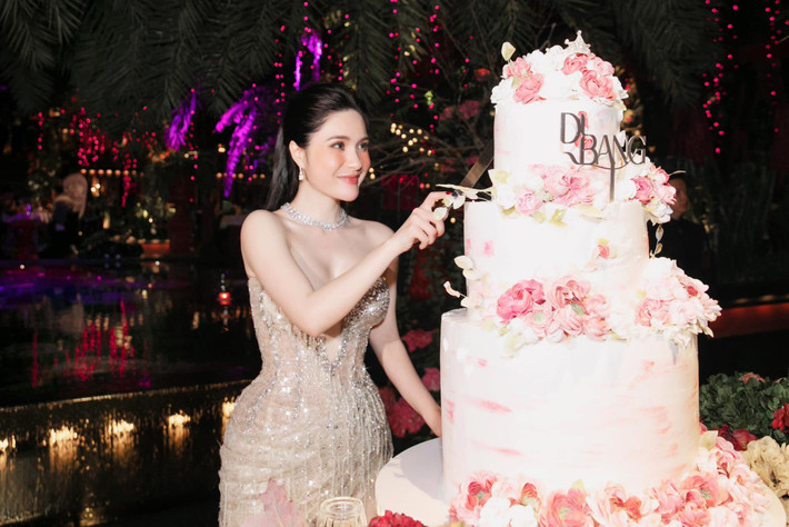 Bên cạnh những món quà sang trọng, đắt giá, chồng Di Băng còn rất ngọt ngào, quan tâm vợ từng những cử chỉ nhỏ nhất.