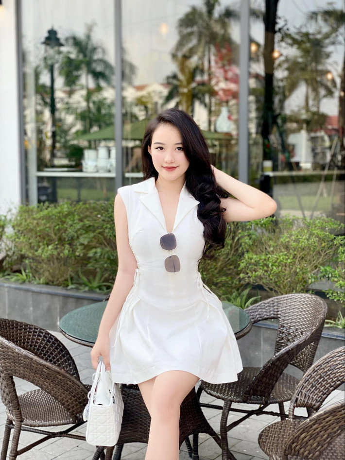 Mỗi lên đăng tải hình ảnh lên MXH, gái xinh khiến cộng đồng mạng "chao đảo" vì vẻ đẹp trong sáng với làn da trắng như sứ, mái tóc dài đen nhánh.