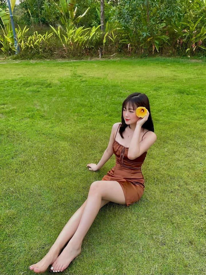 Ngoài Gia Tiên, cô gái có tên Nguyễn Trà My sinh năm 1998 cũng được cư dân mạng đặt biệt danh là "nàng thơ xứ Huế" nhờ nhan sắc xinh như búp bê, gương mặt thanh tú cùng thành tích học tập đáng nể.