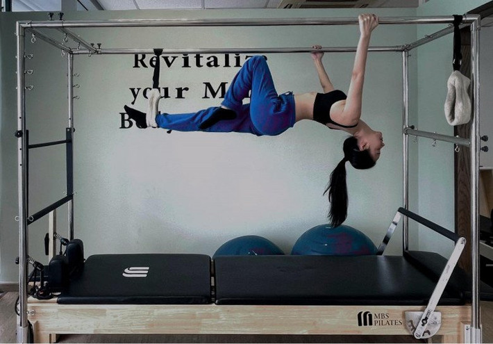 Luôn thử thách với những động tác khó nhằn, người đẹp 8x đã minh chứng vòng eo 54cm của mình là có cơ sở.