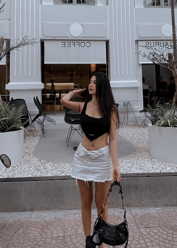 Mặc dù tuổi tác không còn trẻ nhưng Midu vẫn sở hữu body thon gọn và săn chắc nhờ tập luyện chăm chỉ.